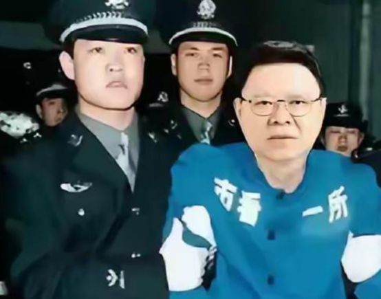 10年曾经的扫黑英雄执行前的4个小时在看守所辗转难眠